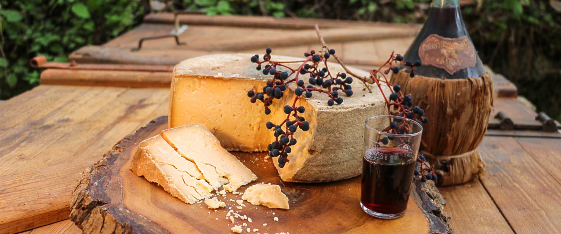 Sommer Gefühle schmecken Käselaib mit Rotwein, Wacholderbeeren auf Holzbrett